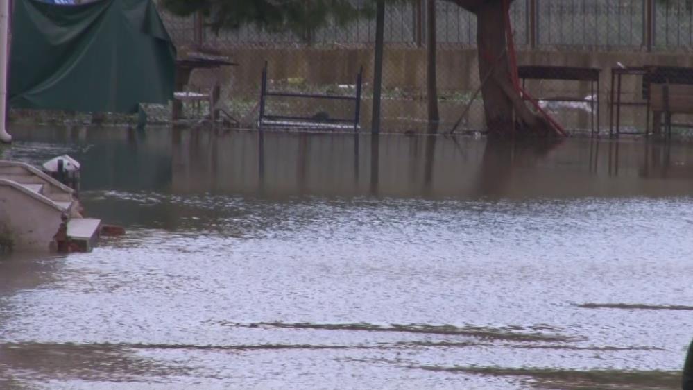 Aşırı yağış nedeniyle okul bahçesini su bastı